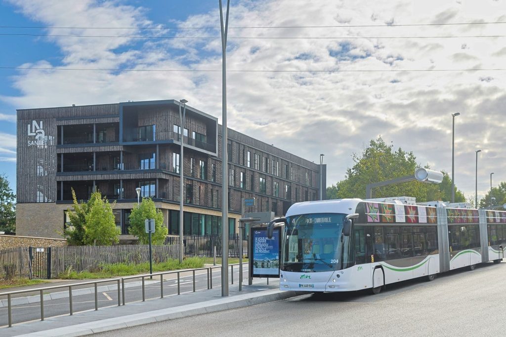 Arrêt du busway en direction de Nantes au pied du bâtiment du siège