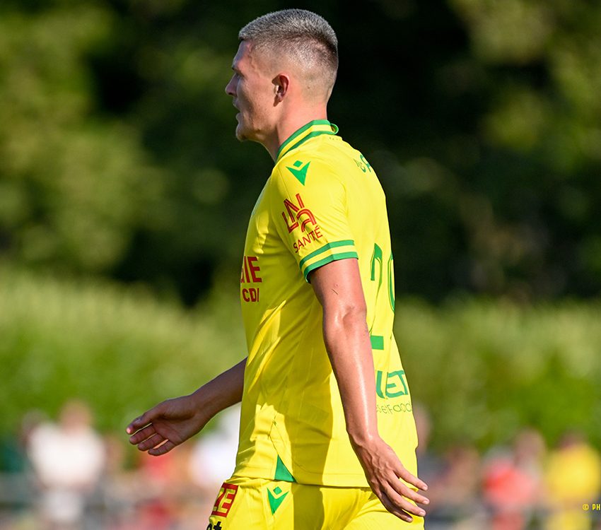joueur de football avec un tee-shirt jaune et vert