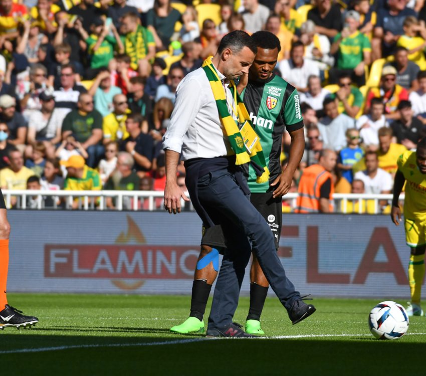 stade de foot avec des joueurs en jaune et vert