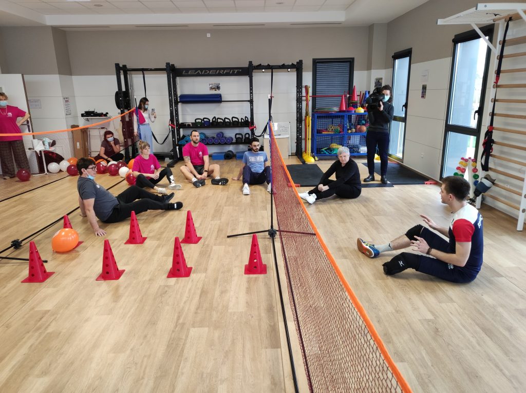 Patients essaient le volley assis