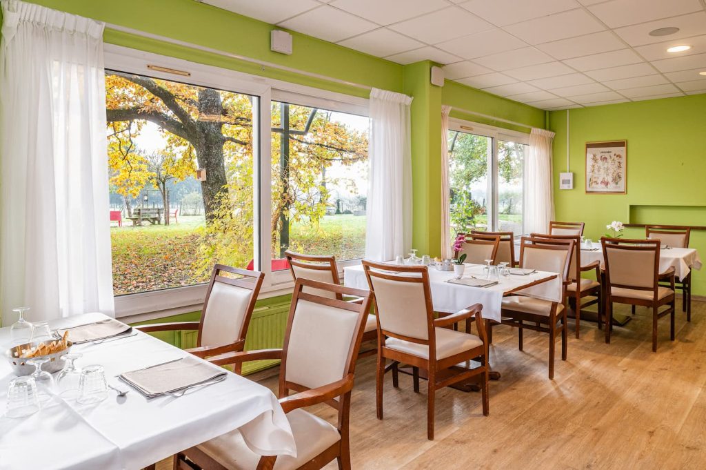 Restaurant donnant sur le jardin