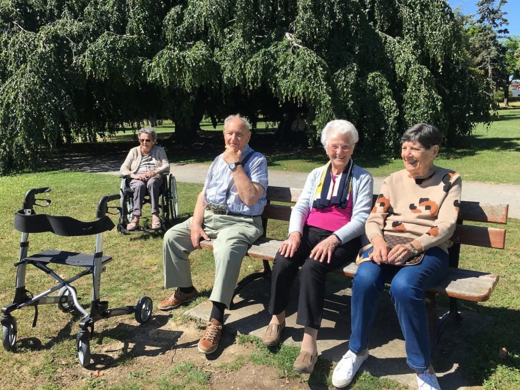 Des personnes sur un banc au soleil 