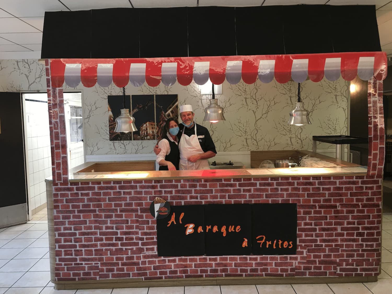 Baraque à frites avec le personnel de cuisine