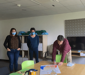 deux femmes et un homme qui signent un document