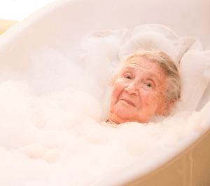une-dame-agee-dans-une-baignoire-avec-de-la-mousse-spychomotricienne
