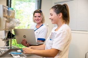Infirmières avec chariot de soins