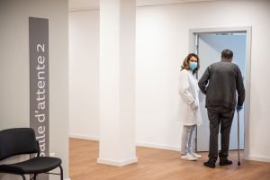 Patient et soignante dans les locaux