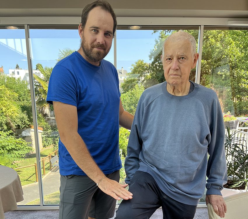deux-hommes-debouts-en-ehpad-avec-des-tee-shirts-bleu