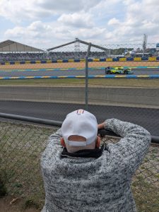 Un résident regardant la piste